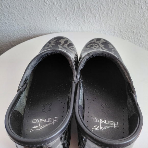 Dansko Women Black/silver Swirl Floral Leather Comfort Slip On Clogs - Picture 13 of 16